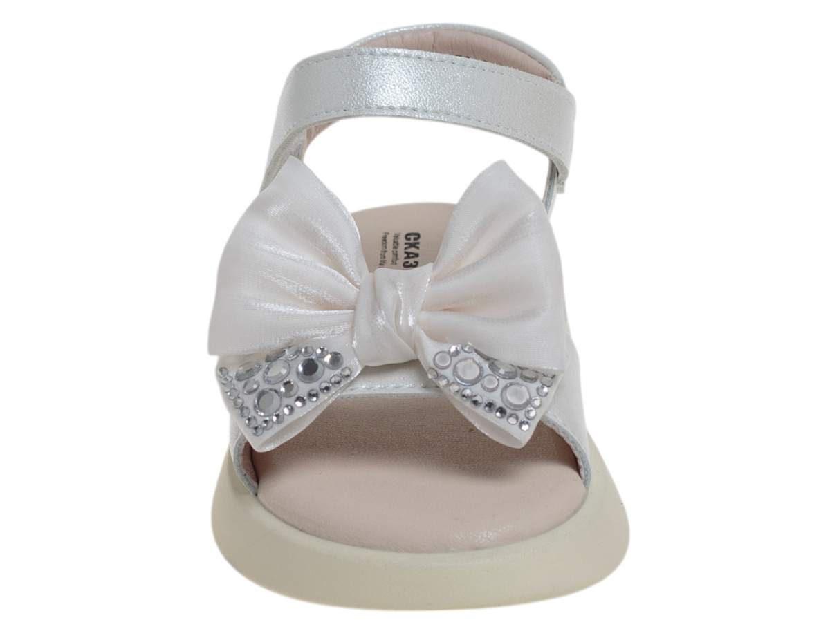 R560691076B (,  1)
